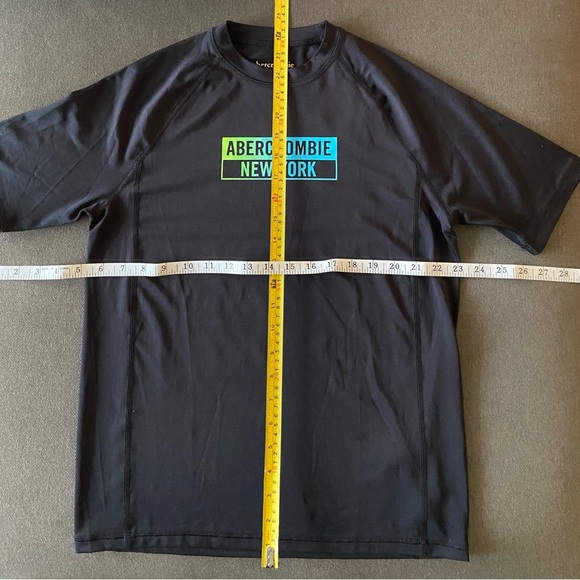 Abercrombie & Fitch Rashguard (kids 14, women’s small) 
Never worn, brand new - Picture 3 of 4